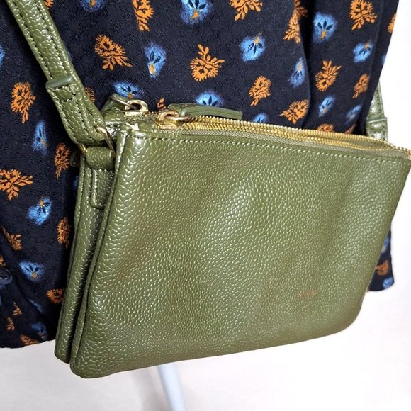 💰SOLD💰Tahari Women's CrossBody Pebbled Vegan Leather Bag - Picture 6 of 8